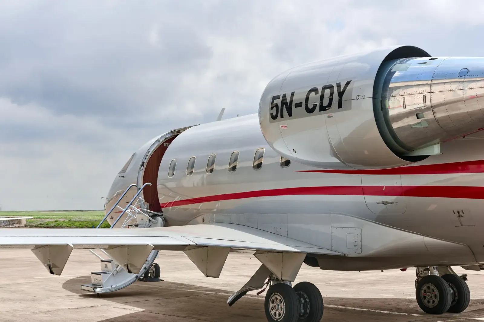 A silver Challenger 604 with a red stripe on the apron
